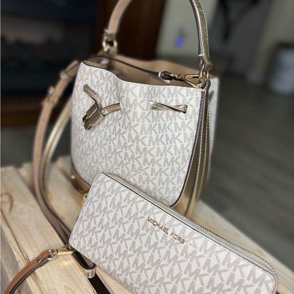 Michael Kors Cream and Gold Women's Bag - Picture 3 of 4